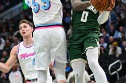 开云体育平台APP-包含雄鹿碾压马刺，利拉德送出助攻的词条