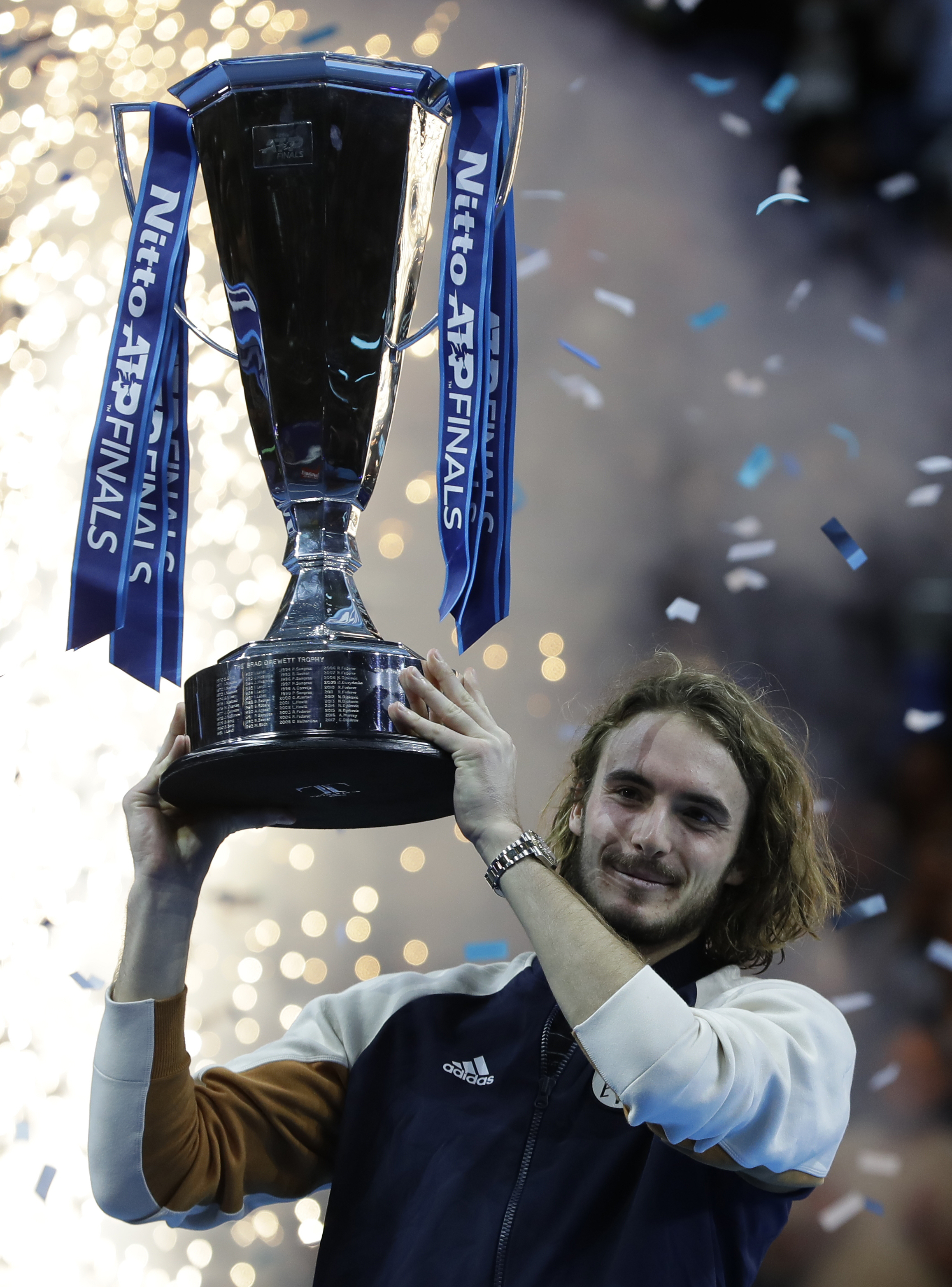 关于世界网球队完胜美国网球队,西西帕斯高光表现的信息 关于世界网球队完胜美国网球队,西西帕斯高光表现的信息